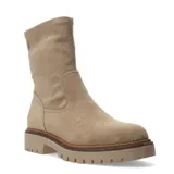 Botas de caña media color beige, confeccionadas en material sintético con textura similar a la gamuza. Presentan una suela track robusta y dentada en tono a juego, con una costura decorativa en el borde de la suela.