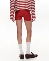 Microshort de lycra color rojo, de corte ajustado y tiro medio.