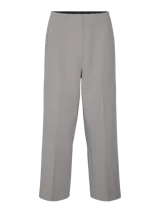 Pantalón de vestir gris claro, tiro alto, corte recto y largo al tobillo. Presenta pinzas frontales y un acabado liso y suave.