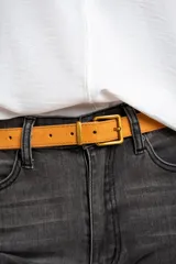 Cinto de cuero color marrón, con hebilla cuadrada dorada.