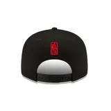 Gorro New Era negro con logo bordado de los Toronto Raptors en rojo.