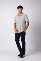 Pantalon chino de corte recto confeccionado en gabardina premium, con bolsillos laterales y traseros clásicos.