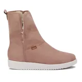 Bota Moleca de caña media, color camel, confeccionada en material sintético con textura similar a la gamuza, suela plana de goma tono sobre tono y detalle de costuras frontales.