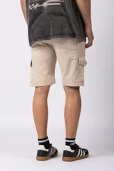 Bermuda cargo de gabardina con bolsillos laterales amplios con solapa y broche metálico. Presenta cintura con pasadores para cinturón y etiqueta tejida decorativa en uno de los bolsillos.