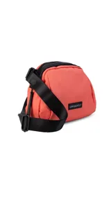 Bandolera pequeña de diseño moderno, confeccionada en tafeta liviana y resistente. Cuenta con cierre superior, correa ancha ajustable y logo frontal de la marca.