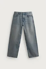 Jeans baggy fit de tiro medio, confeccionados en denim de algodón rígido con efecto lavado. Presentan un diseño de corte holgado y amplio en toda la pierna, con estilo clásico de cinco bolsillos y cierre frontal con cremallera y botón.