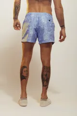 Short de baño rosado con estampado tropical de palmeras y vehículos, con cintura elástica con cordón ajustable.