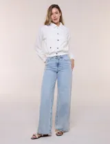 Camperita bomber de lyocell con textura suave, color azul marino, cuello camisero, cierre frontal con botones a presión, bolsillos laterales con solapa, mangas largas con puños elásticos y pretina fruncida en el ruedo.