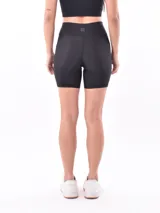 Calza corta tipo biker de color negro, de tiro alto y diseño ajustado.
