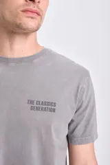Remera gris de manga corta con estampa de un auto clásico y texto "The Classics Generation".