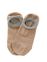 Medias de corte invisible color beige con borde superior en tono gris azulado, diseñadas para usar con zapatillas.