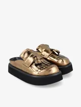 Zueco negro de cuero con plataforma y flecos.