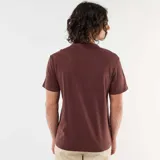 Camiseta de manga corta color marrón con cuello tunecino y tapeta de botones.