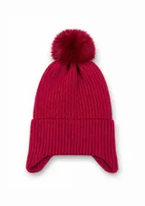 Gorro tejido de punto acanalado con diseño de orejeras y pompón superior de pelo sintético.