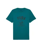 Remera de manga corta Puma color verde petróleo, con cuello redondo y estampado gráfico frontal en color marrón que incluye el logo de la marca y texto alusivo al hip-hop.