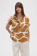 Blusa holgada de manga corta, con escote en V y estampado abstracto en tonos verde oliva y blanco.