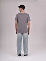 Remera de cuello redondo y manga corta, con diseño básico y corte holgado.