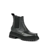 Bota tipo Chelsea de cuero vacuno, con suela de goma track de doble altura y elásticos laterales. Presenta una horma de punta cuadrada.