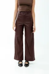 Pantalón de cuero color chocolate, de tiro medio-alto y corte recto.