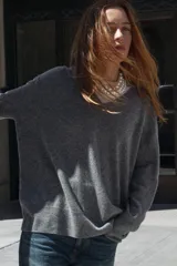 Jersey de punto amplio confeccionado en lana, con escote en pico, manga larga y acabados en rib.