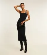 Vestido midi negro de punto roma, con escote cuadrado y corte ajustado.