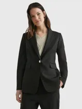 Americana de traje con botonadura sencilla, confeccionada en viscosa elástica. Presenta solapas con muescas, cierre de un botón, dos bolsillos con solapa en la cintura, puños con cuatro botones y abertura trasera. El diseño es totalmente forrado y de corte clásico.