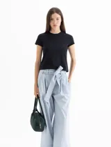 Remera negra de punto liso elastizada, con escote redondo a la base y mangas cortas. Tiene el logo JCH bordado en la espalda y un fit ajustado al cuerpo.