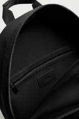 Mochila negra con acabado texturizado, compartimento principal con cierre de cremallera y bolsillo frontal con cremallera. Incluye parte posterior acolchada, asa de mano superior y dos asas de hombro ajustables.