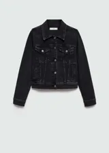 Chaqueta de jean color negro con cierre frontal de botones metálicos, cuello clásico, bolsillos de parche en el pecho y bolsillos laterales.