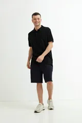 Remera polo gris de manga corta con cuello clásico y tapeta de dos botones.