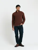 Remera de punto inglés con cierre frontal parcial y cuello alto, confeccionada en algodón con puños y cuello en punto canalé.