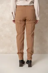 Pantalón recto gris oscuro, de algodón y spandex, sin cierre y con falsos bolsillos con pespunte.