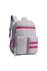 Mochila de color gris claro con detalles en rosa fucsia. Presenta un diseño con dos bolsillos frontales con cierre y tiras decorativas con el texto "TRENDY LIVE NOW". El cuerpo principal tiene un estampado en relieve de las letras "TR" o similar.