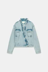 Cazadora de denim color celeste con cuello alto y volantes en el borde frontal. Cuenta con cierre cruzado con botones metálicos y bolsillos en el pecho con solapa.