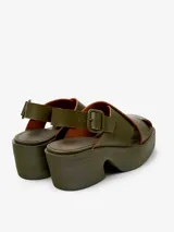 Sandalias de cuero color verde militar, con plataforma y tiras cruzadas.