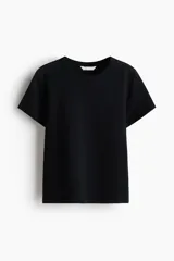 Remera de algodón negro con cuello redondo y mangas cortas.