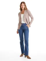 Cardigan de tejido liviano en color beige, con frente abierto y solapas tipo cascada. Presenta mangas largas entalladas con puños de rib y detalle de botones en la espalda.
