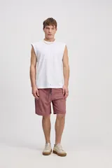 Short de baño surf fit de color salmón, con cintura fija, cordón ajustable en contraste y corte amplio.