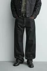 Pantalón jeans de corte recto y ajuste holgado, confeccionado en denim de algodón rígido. Presenta diseño clásico de cinco bolsillos, cierre frontal con cremallera y botón, con un acabado de lavado claro.