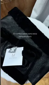 Conjunto de accesorios de invierno compuesto por un cuello y un par de mitones, confeccionados en cuero napalan negro con interior de piel sintética suave.