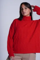 Sweater tejido color crudo con cuello alto y diseño de ochos.