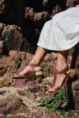 Sandalias plateadas de cuero con tiras finas y suela plana.