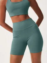 Bermuda deportiva color rosado, ajustada al cuerpo, con cintura alta y bolsillo lateral.