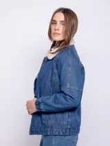 Campera de jean color blanco con corderito en el cuello y en el interior. Cuenta con dos bolsillos en la parte delantera, botones metálicos y elástico en el bajo.