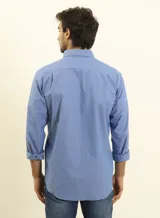 Camisa celeste con microestampado blanco, de vestir, con cuello italiano y manga larga.