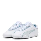 Championes Puma modelo Catch Soleil para mujer, color blanco con detalles en celeste, confeccionados en material sintético con la característica franja Formstrip de la marca y logo en el lateral.