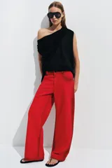 Jeans de tiro medio con cinco bolsillos, cierre frontal con cremallera y botón, y trabillas en la cintura. Presenta un diseño de pierna recta con un sutil efecto tie-dye en el tejido.