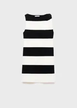 Vestido corto de punto fino con diseño recto, cuello barco y sin mangas. Presenta un estampado de rayas horizontales anchas en contraste.