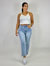 Pantalón de jean celeste, de corte recto, con bolsillos delanteros y traseros.