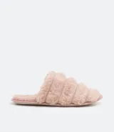 Pantufla cerrada de diseño acolchado con gajos, confeccionada en tejido de textura felpuda suave, con suela de goma termoplástica.